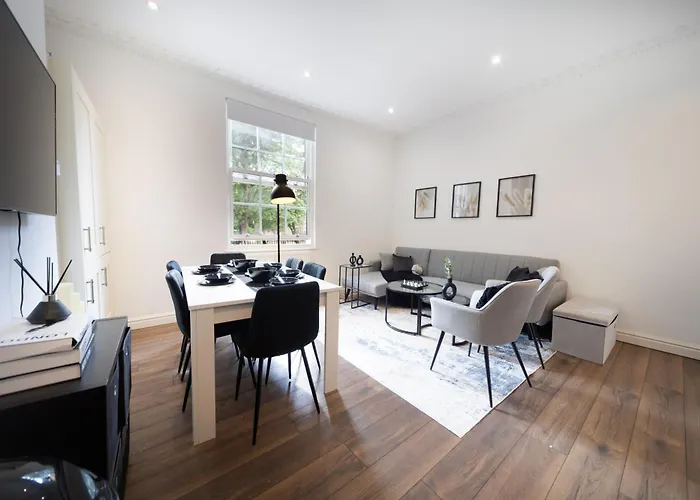 Excellent 3 Bedroom, 3 Baths, City Centre, Netflix, Amazing Location!