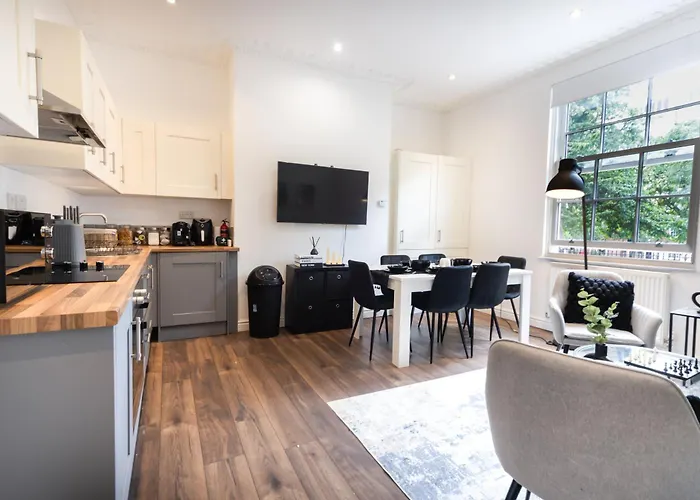 Excellent 3 Bedroom, 3 Baths, City Centre, Netflix, Amazing Location!