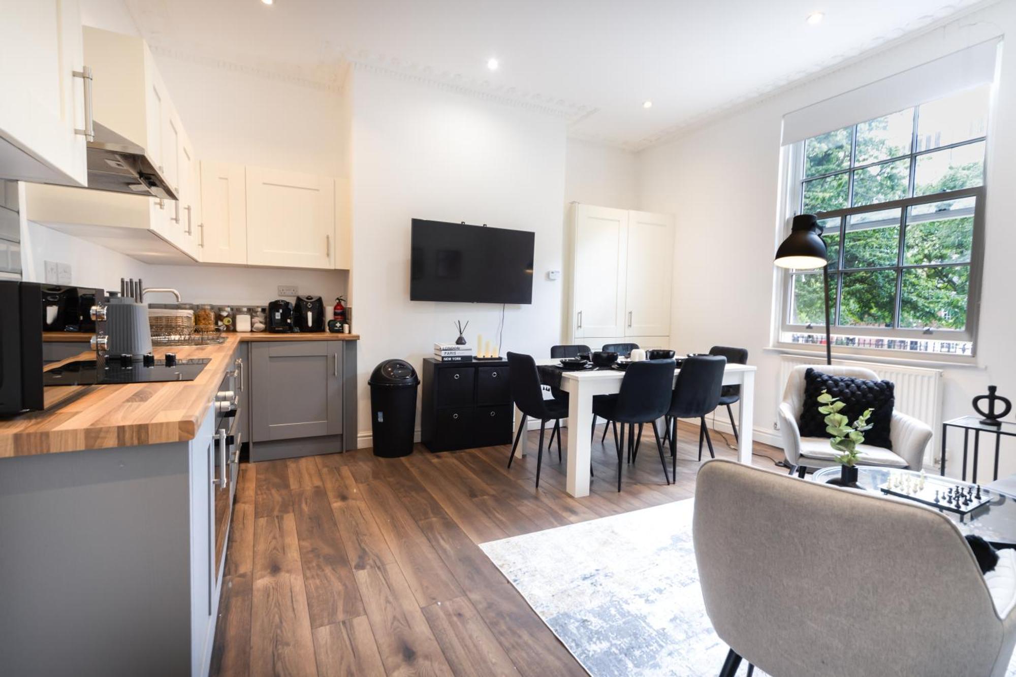 Apartment Excellent 3 Bedroom, 3 Baths, Centre, Netflix, Amazing Location! *