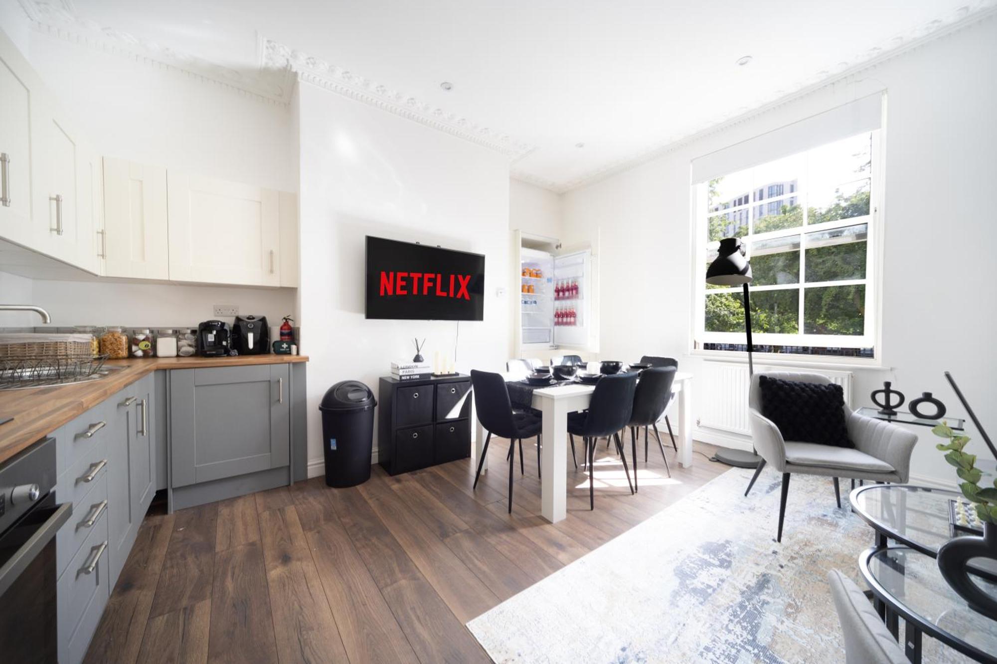 Excellent 3 Bedroom, 3 Baths, Centre, Netflix, Amazing Location! *