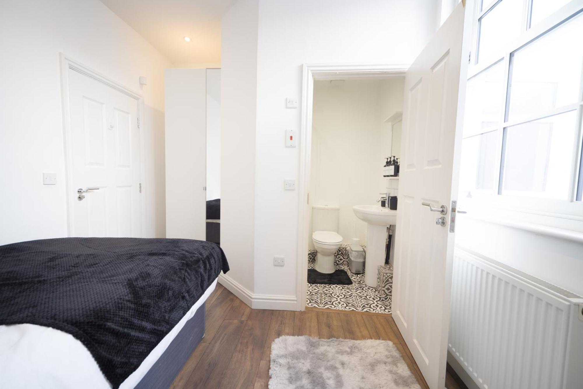Apartment Excellent 3 Bedroom, 3 Baths, Centre, Netflix, Amazing Location! *