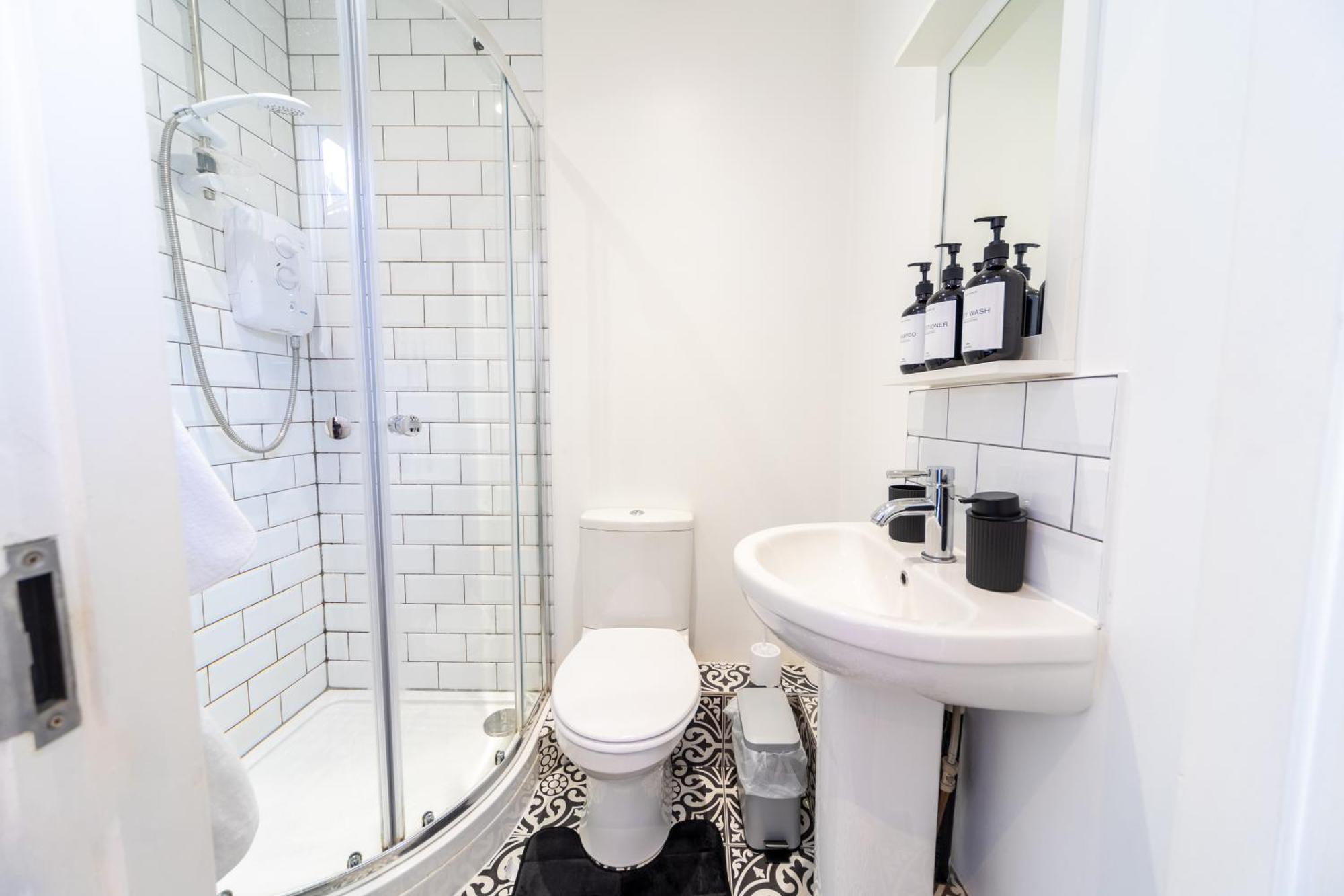 Excellent 3 Bedroom, 3 Baths, Centre, Netflix, Amazing Location! Лидс