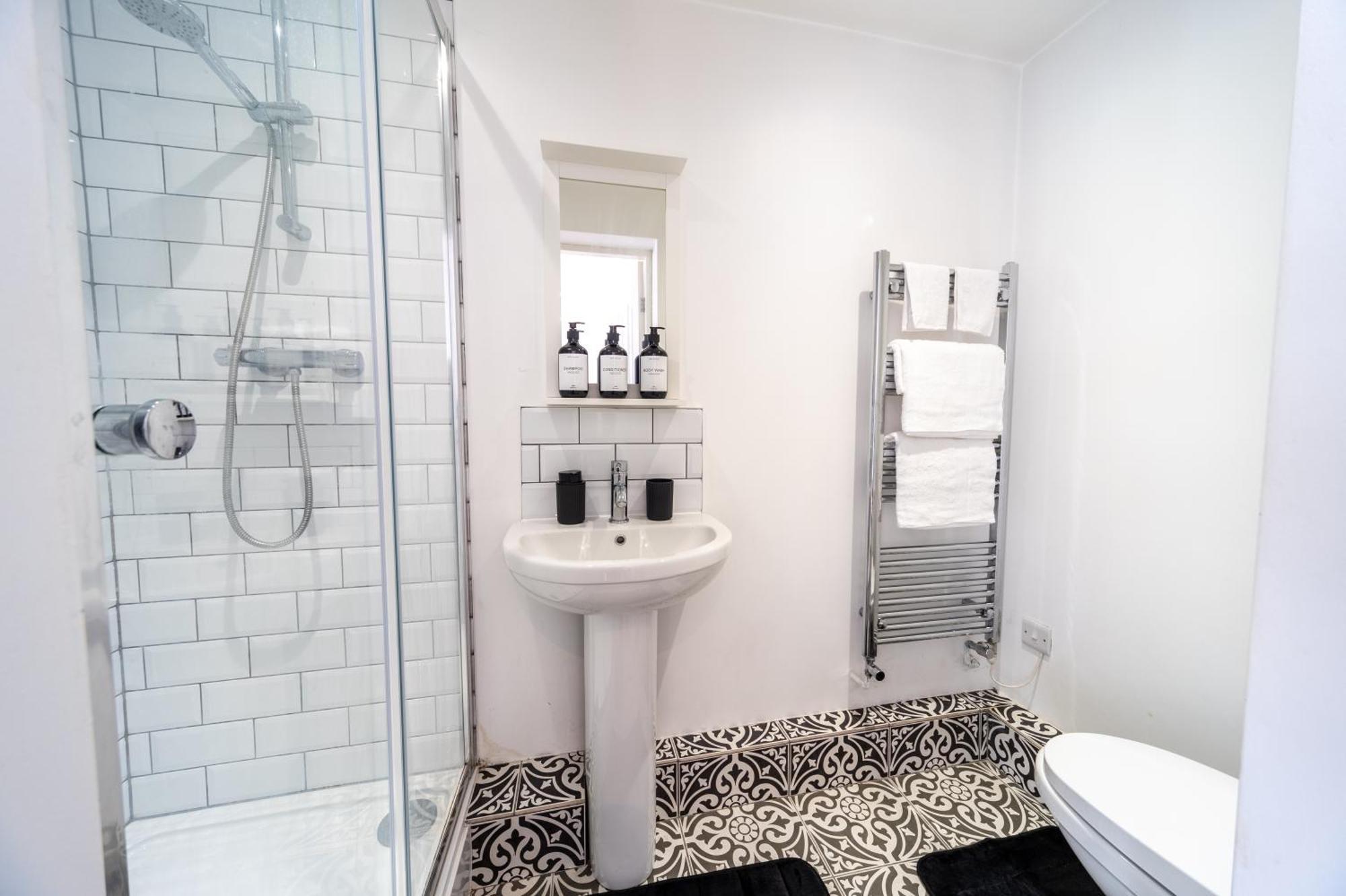 Excellent 3 Bedroom, 3 Baths, Centre, Netflix, Amazing Location!